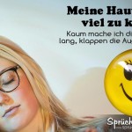 Frau liegt auf Couch und schläft