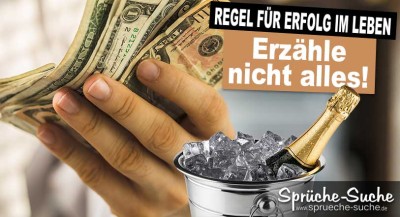 Erfolgssymbole: Viel Geld in der Hand und Champagner im Sektkühler