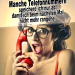 Halb nackte Frau mit roten Telefonhörer im Vintage-Look