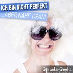 Frau mit weißer Lockenperücke und Sonnenbrille