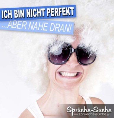 Frau mit weißer Lockenperücke und Sonnenbrille