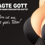 Großes dekoltee mit lustigem Spruch über Frauen