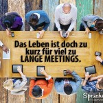 Viele leute am Tisch sitzen bei einem langen Meeting