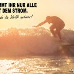 Mit dem Strom schwimmen - Surfer auf einer Welle bei Sonnenuntergang