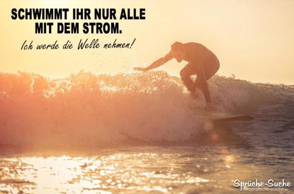 Mit dem Strom schwimmen - Surfer auf einer Welle bei Sonnenuntergang