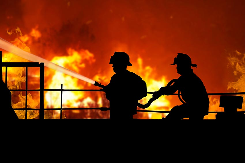 Feuerwehr löscht Großbrannd