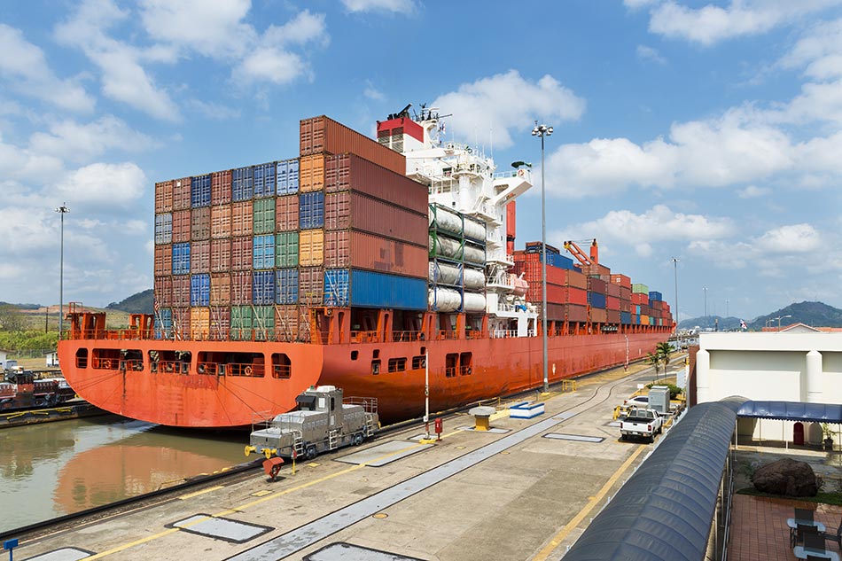 Containerschiff im Panama-Kanal