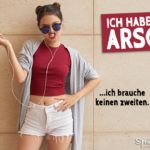 Lustiger Spruch - Ich habe einen Arsch | Frau mit lustigem Spruch über ihren Freund