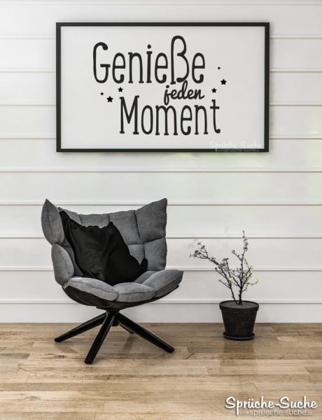 Genieße jeden Moment - Sessel vor Holzwand mit Spruch