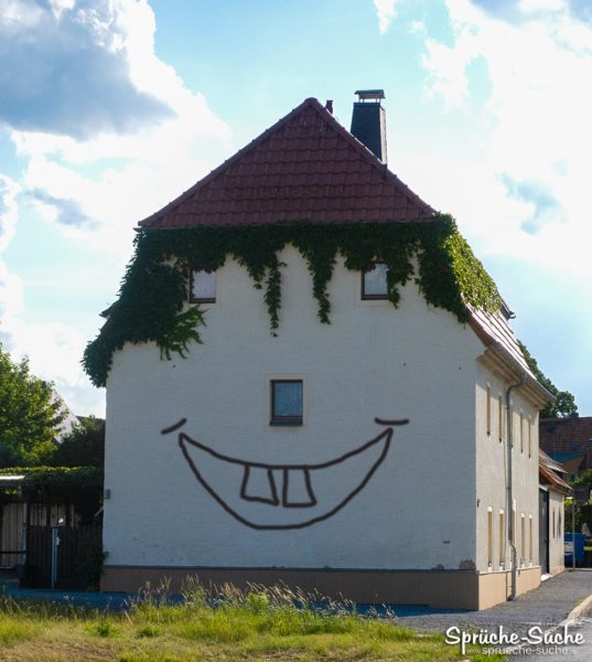 Haus mit Gesicht und lachendem Mund